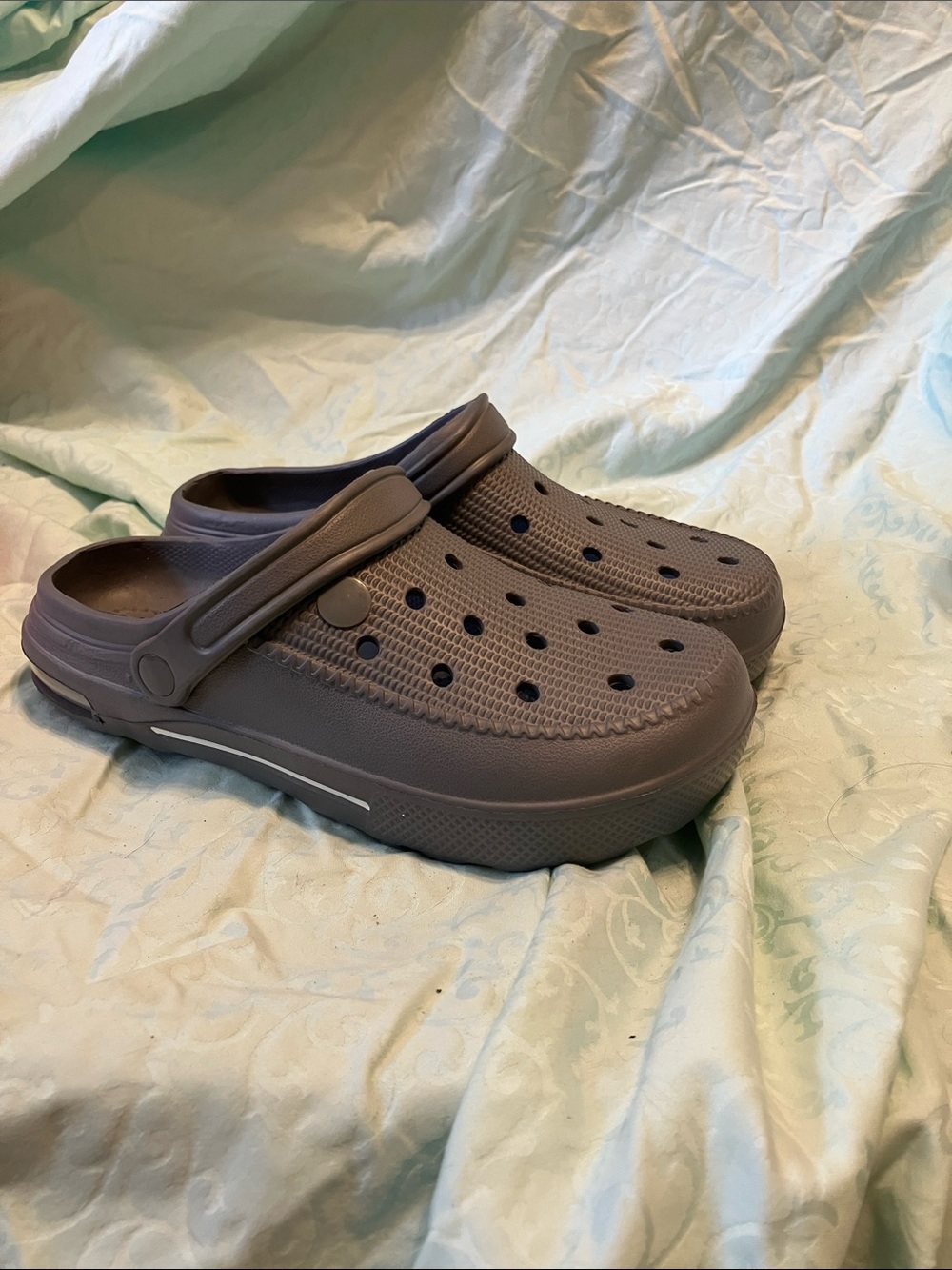 Mens Lightweight Gray Slip-On Clog with Adjustable Heel Strap. Very Nice & Comfy